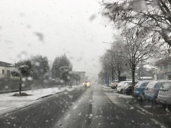 Come si può migliorare la visibilità del cruscotto in condizioni di luce solare diretta?