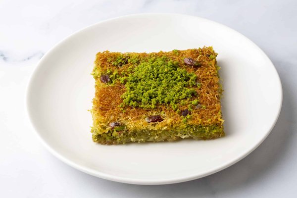 Come fare una crema fredda di avocado e yogurt con gamberetti saltati?