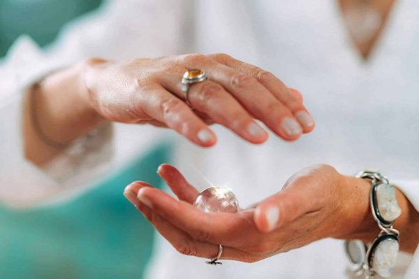 Come l'intelligenza emotiva può essere sviluppata nei leader aziendali per migliorare la gestione dei team?